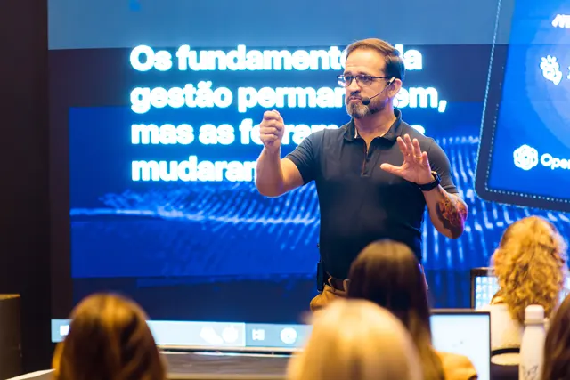Palestrante no palco durante a Imersão Gestão com IA em Ribeirão Preto
