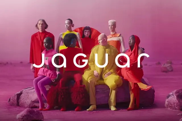Modelos com roupas coloridas em cena da campanha de reposicionamento da Jaguar