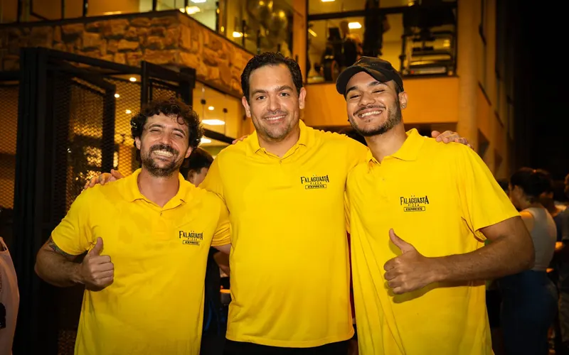 Equipe da Falaguasta Pizza em dia de inauguração