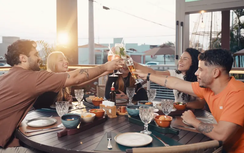 Amigos brindando no Barnabé, campanha audiovisual